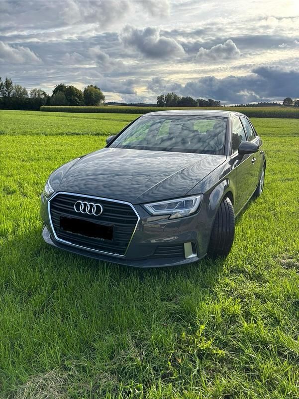 Grau Gebraucht 2019 Audi A3 Limousine | 17.995 € (Fairer Preis) - Bild 1/4