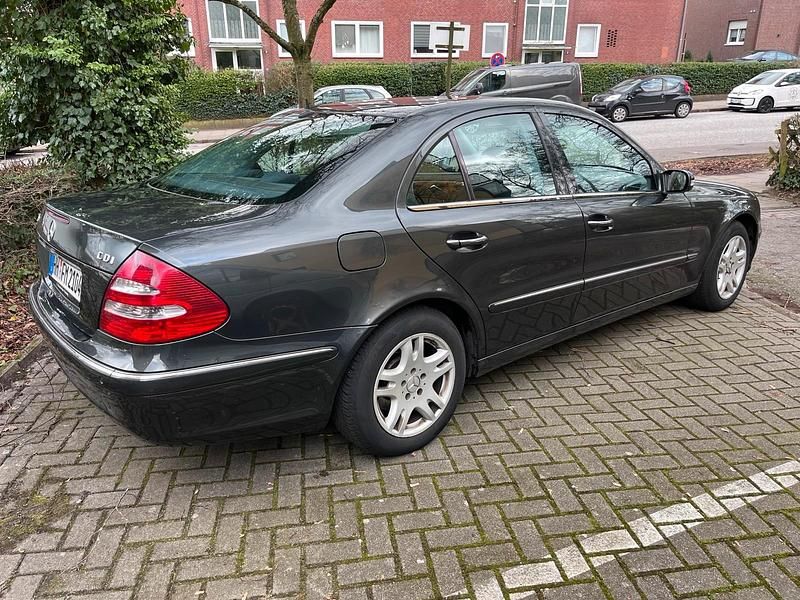 Schwarz Gebraucht 2004 Mercedes 220 Elegance Limousine | 1.950 € - Bild 1/4