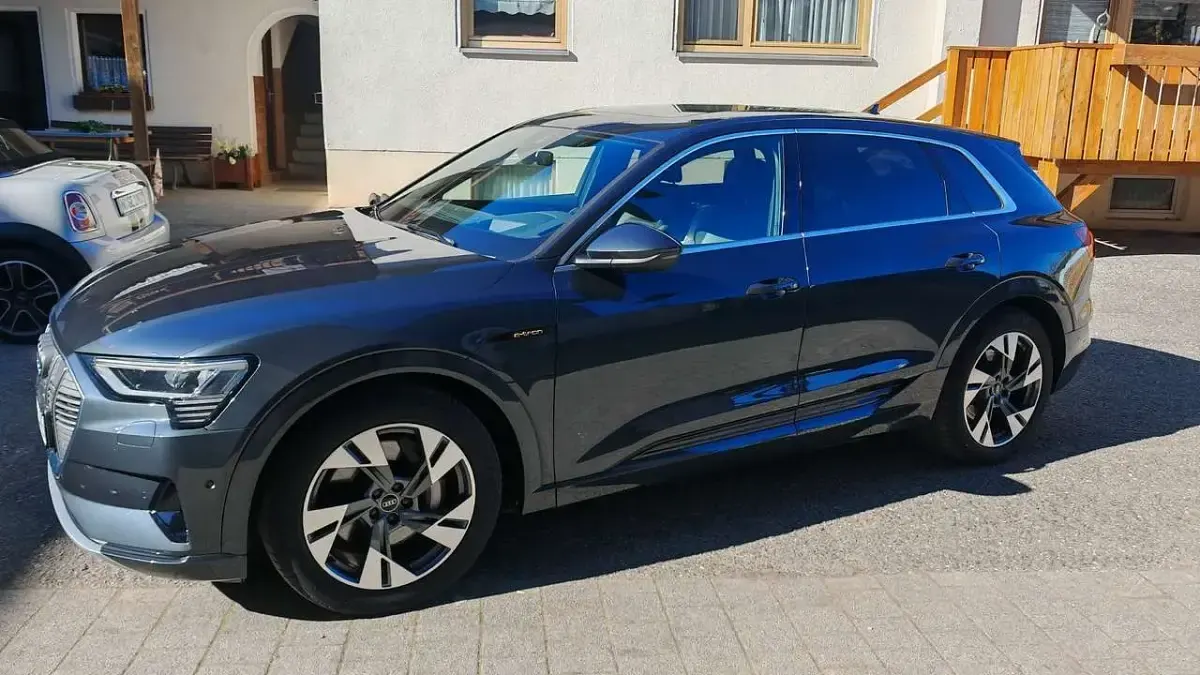 Używany Audi e-tron S-Line 230 kW (313 KM) 2022 Szary SUV