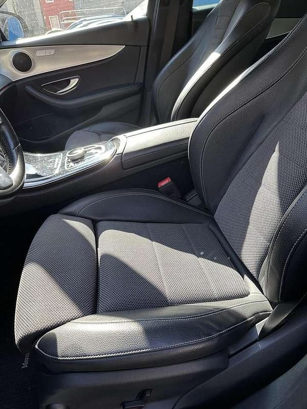 Grau Gebraucht 2018 Mercedes E200 Limousine | 26.599 € (Fairer Preis) - Bild 1/4