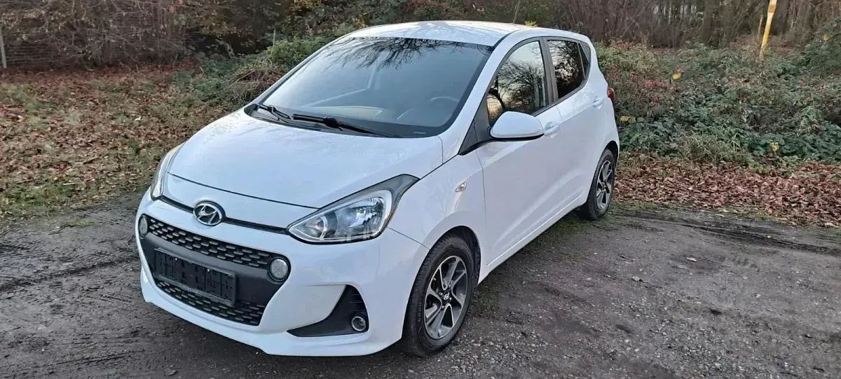 Gebraucht Hyundai i10 67 PS (49 kW) 2017 Weiß Kleinwagen
