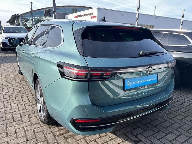 Gebraucht VW Passat Elegance 150 PS (110 kW) 2025 Grün Kombi