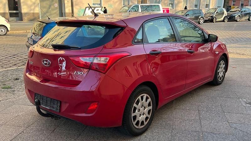 Gebraucht Hyundai i30 Trend 99 PS (72 kW) 2013 Rot Limousine