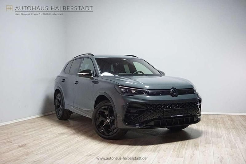 Grau grau (delfingrau metallic) metallic Gebraucht 2024 VW Tiguan R-line SUV | 43.990 € (Guter Preis) - Bild 1/3