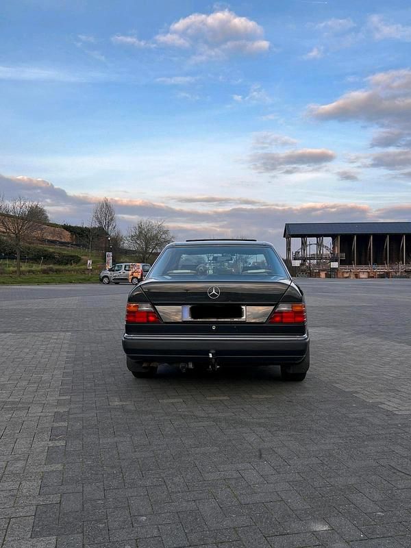 Gebraucht Mercedes E260 160 PS (117 kW) 1989 Blau Limousine