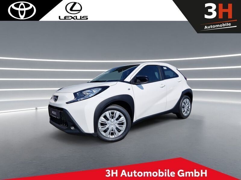 Schneeweiß Gebraucht 2022 Toyota Aygo X-play Kleinwagen | 16.990 € (Teuer) - Bild 1/4
