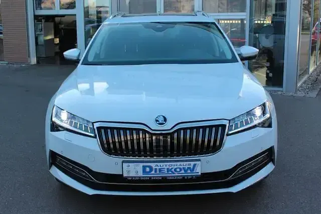 Gebraucht Skoda Superb LAURIN & KLEMENT 280 PS (205 kW) 2023 Moonweiss metallic (metallic) Kombi