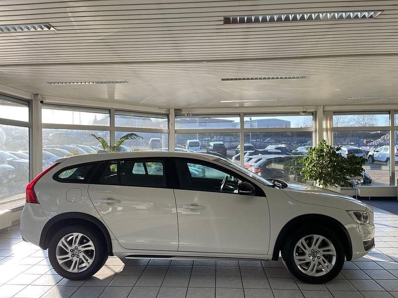 Gebraucht Volvo V60 CC Kinetic 150 PS (110 kW) 2016 Weiß Kombi