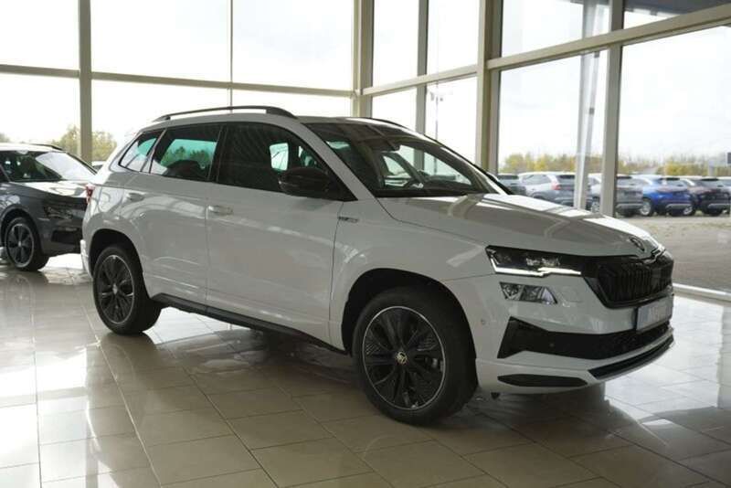 Weiß Neu 2025 Skoda Karoq SportLine SUV | 35.910 € (Fairer Preis) - Bild 1/4