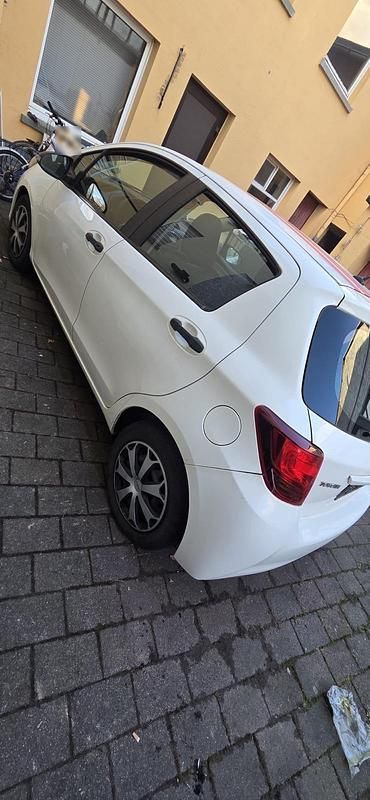 Gebraucht Toyota Yaris 69 PS (50 kW) 2015 Weiß Kleinwagen