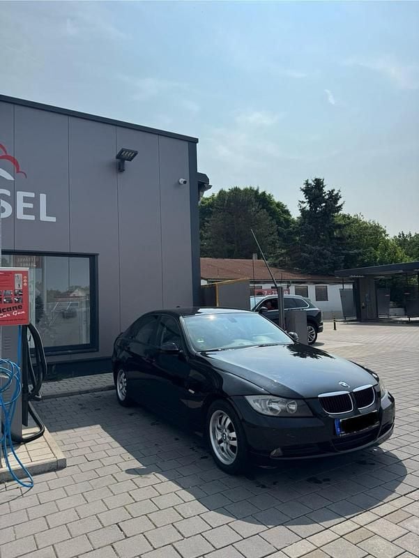 Schwarz Gebraucht 2007 BMW 318 Limousine | 2.100 € (Superpreis) - Bild 1/3