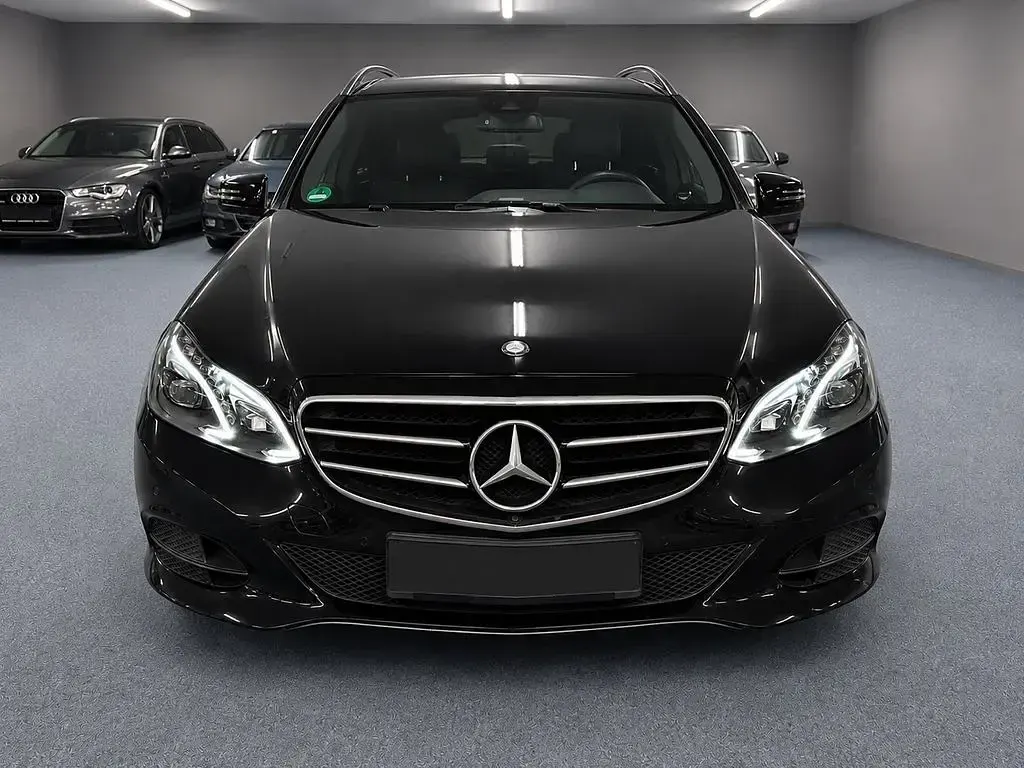 Second-hand Mercedes E220 170 CP (125 kW) 2016 Negru Berlinǎ