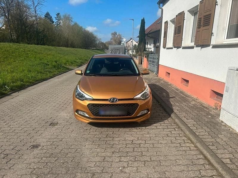 Gebraucht Hyundai i20 84 PS (61 kW) 2015 Gold Kleinwagen