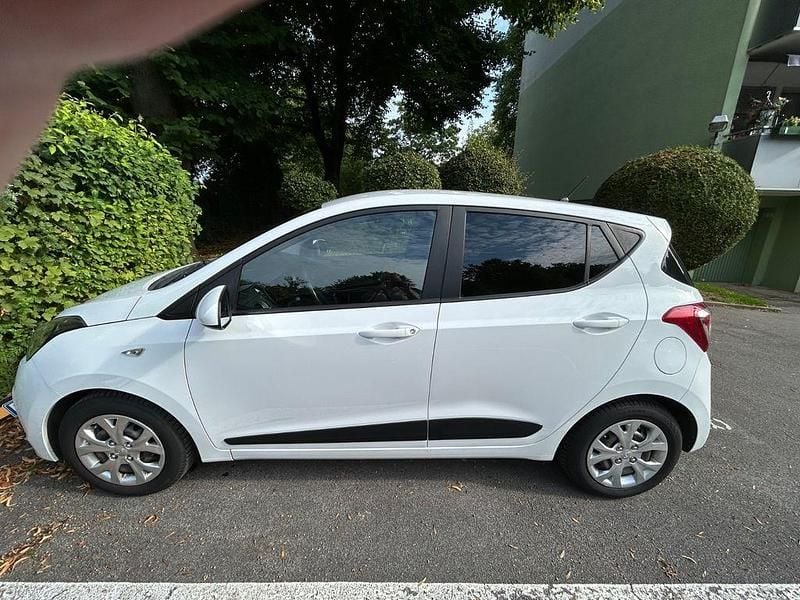 Weiß Gebraucht 2016 Hyundai i10 Classic Kleinwagen | 5.890 € (Guter Preis) - Bild 1/4