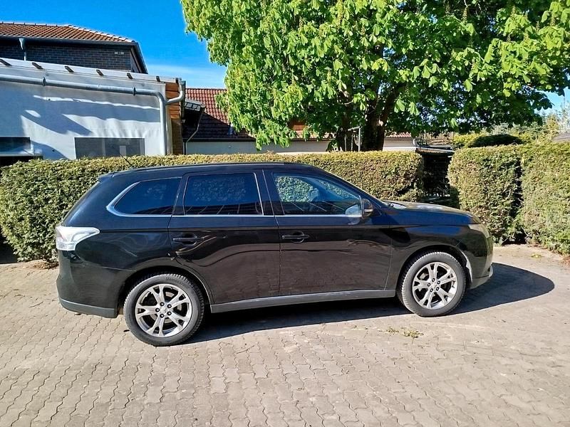 Second-hand Mitsubishi Outlander 150 CP (110 kW) 2014 Negru SUV