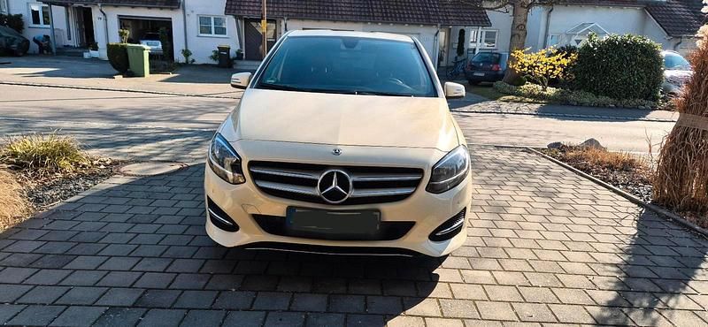 Beige Gebraucht 2018 Mercedes B200 Van / Kleinbus | 7.900 € (Superpreis) - Bild 1/4
