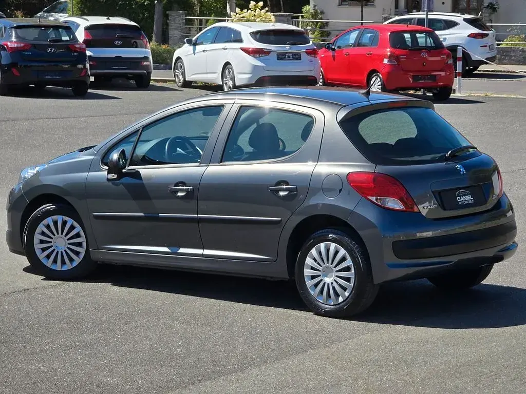 Gebraucht Peugeot 207 Tendance 95 PS (69 kW) 2010 Grau Limousine