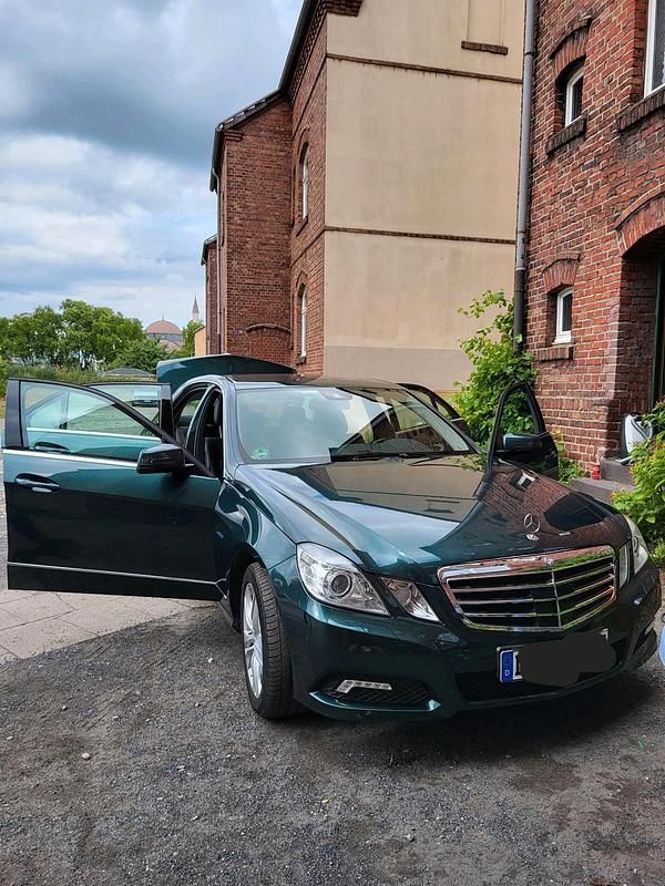 Grün Gebraucht 2009 Mercedes E350 Limousine | 9.800 € (Guter Preis) - Bild 1/4