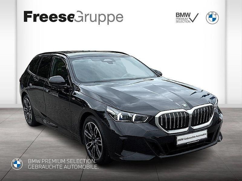 Black sapphire Gebraucht 2024 BMW 520 M Sport Kombi | 58.490 € (Guter Preis) - Bild 1/4