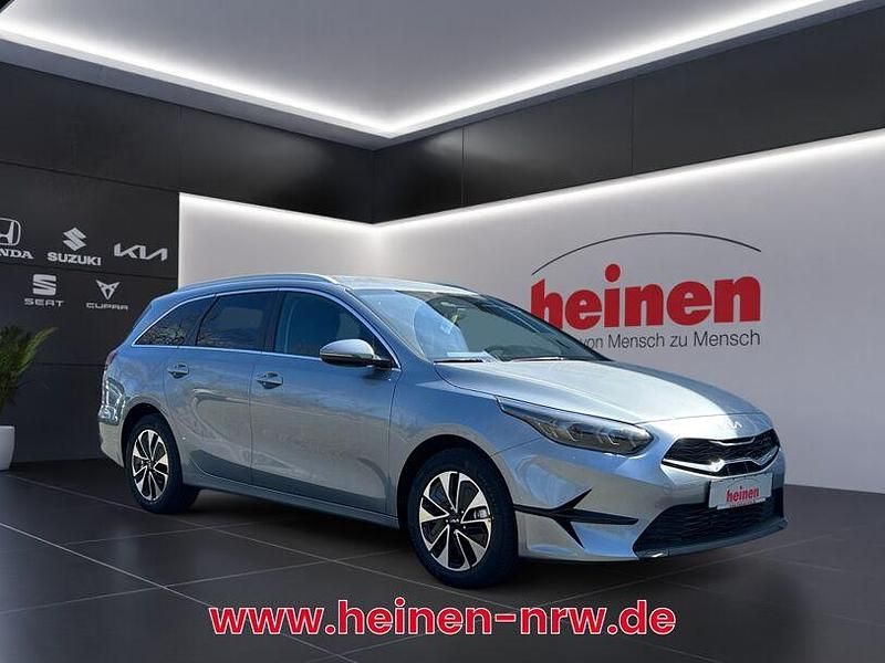Neu Kia Ceed Vision 140 PS (102 kW) 2025 Silber Kleinwagen