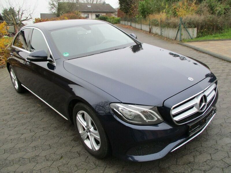 Gebraucht Mercedes E220 194 PS (142 kW) 2018 Blau metallic Limousine