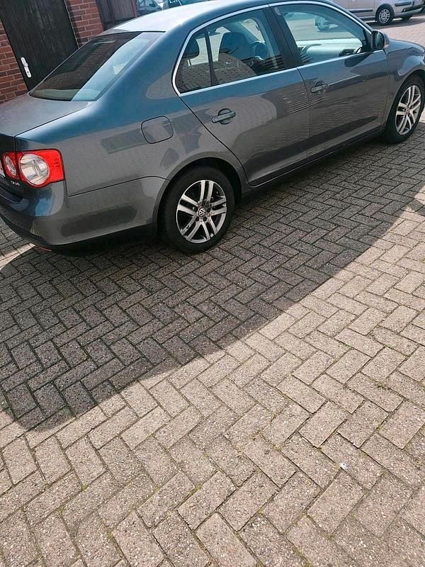 Usado VW Jetta 140 HP (102 kW) 2009 Cinzento Sedan