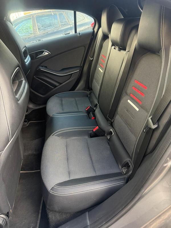 Gebraucht Mercedes A180 122 PS (89 kW) 2016 Grau Limousine