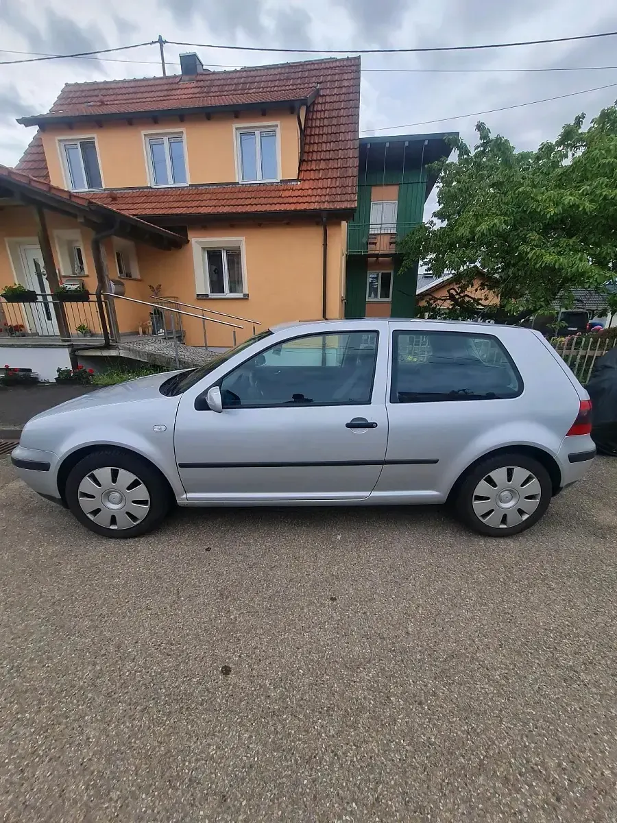 Gebraucht VW Golf 75 PS (55 kW) 2020 Grau Coupé