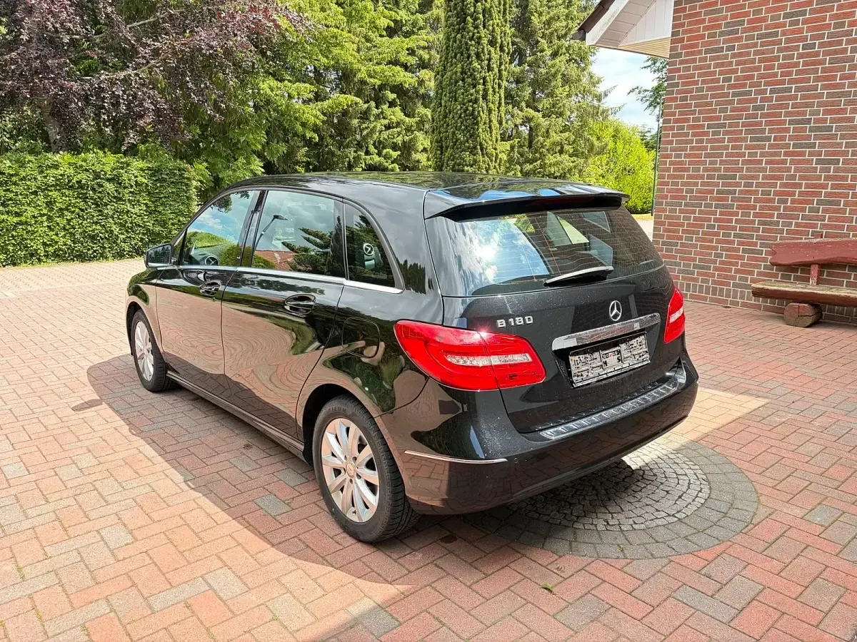 Gebraucht Mercedes B180 122 PS (89 kW) 2013 Schwarz Kleinwagen
