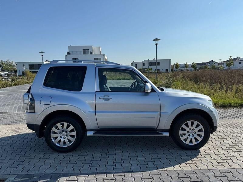 Silber Gebraucht 2007 Mitsubishi Pajero Instyle SUV | 14.900 € (Etwas zu teuer) - Bild 1/4