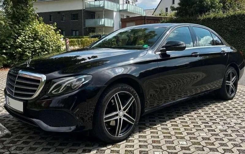 Gebraucht Mercedes E220 194 PS (142 kW) 2017 Schwarz Limousine