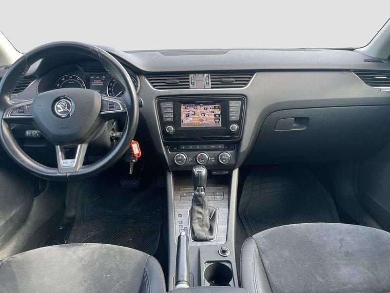 Gebraucht Skoda Octavia Scout 4x4 179 PS (131 kW) 2015 Moonweiss metallic Kombi