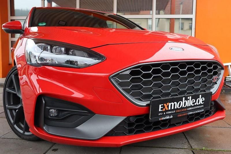 Race red Gebraucht 2021 Ford Focus ST Limousine | 22.499 € (Etwas zu teuer) - Bild 1/4