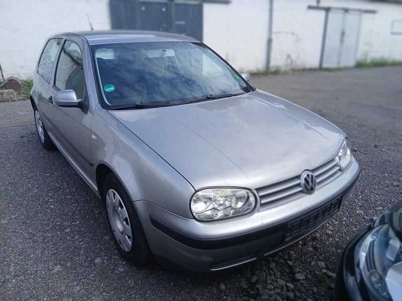 Grau Gebraucht 2003 VW Golf IV Kleinwagen | 1.550 € (Fairer Preis) - Bild 1/4