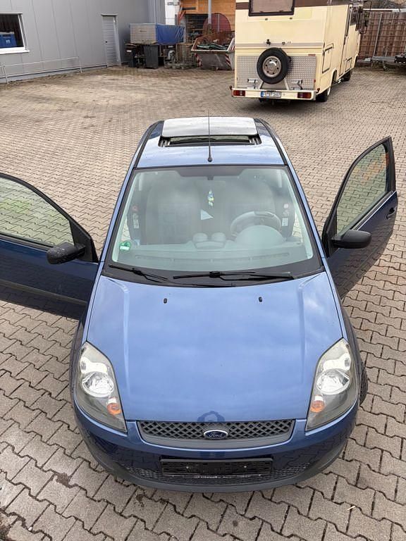 Gebraucht Ford Fiesta Ambiente 60 PS (44 kW) 2005 Blau Kleinwagen