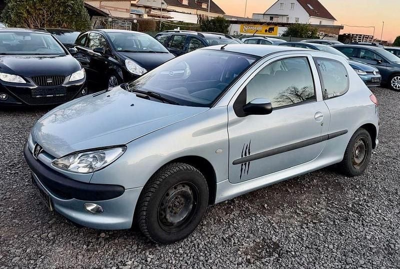 Gebraucht Peugeot 206 Tendance 75 PS (55 kW) 2004 Silber Limousine