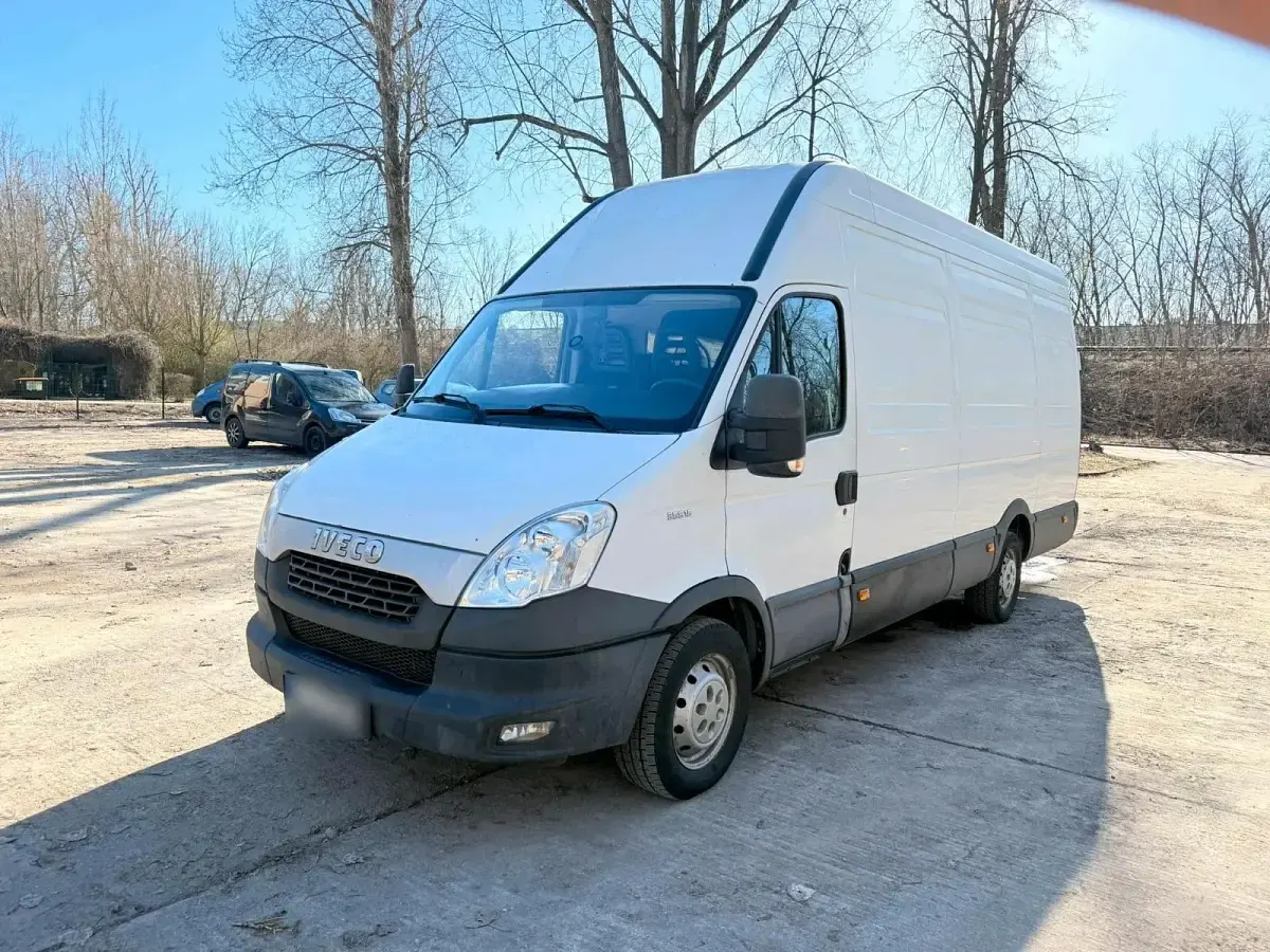 Second-hand Iveco Daily 145 CP (106 kW) 2013 Alb Monovolum
