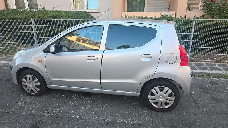 Grau Gebraucht 2010 Nissan Pixo Kleinwagen | 1.600 € (Fairer Preis) - Bild 1/4