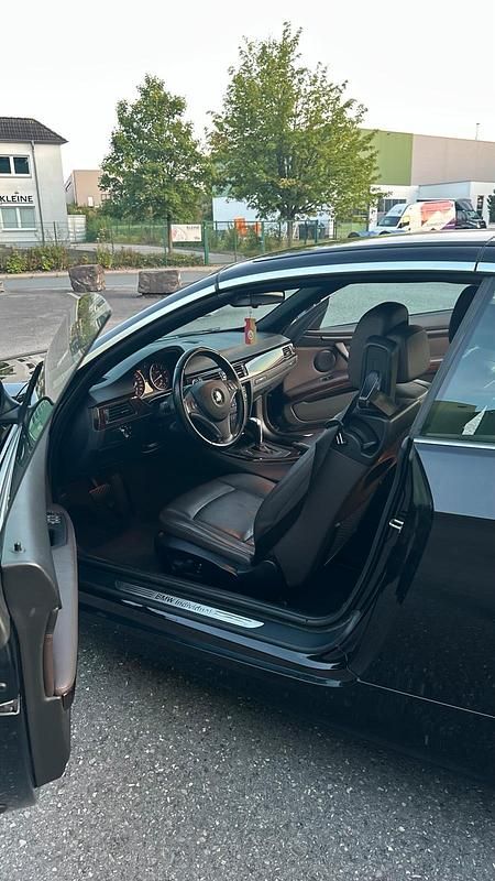 Gebraucht BMW 320 Cabriolet 170 PS (125 kW) 2010 Schwarz Cabrio