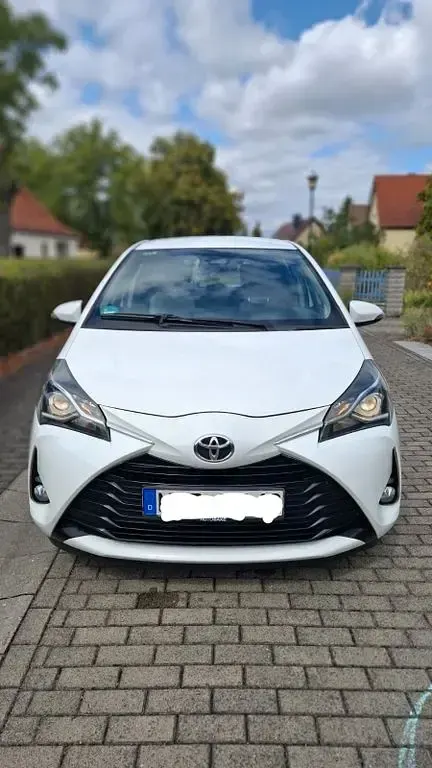 Gebraucht Toyota Yaris Team 111 PS (81 kW) 2018 Weiß Limousine