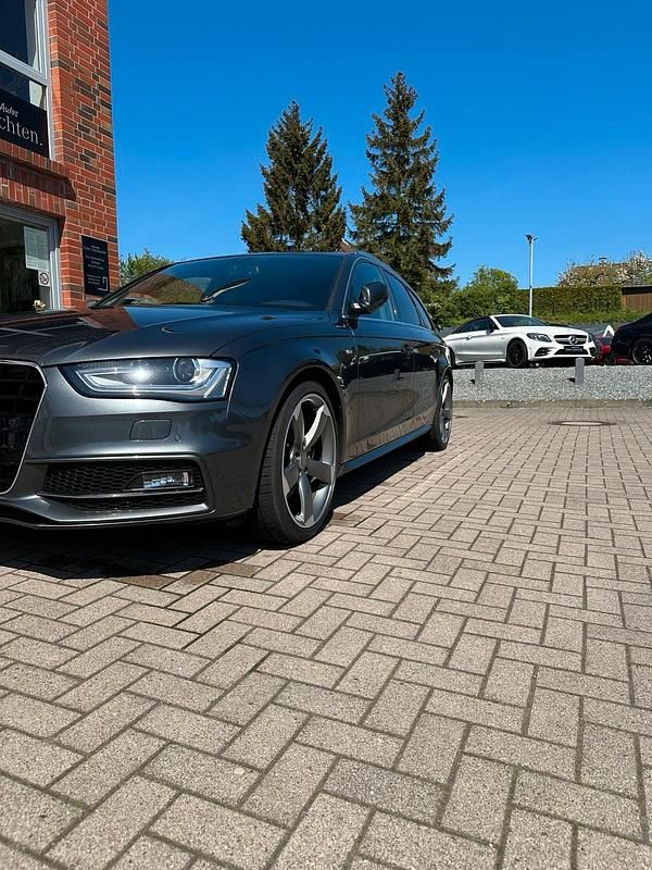Grau Gebraucht 2015 Audi A4 Kombi | 13.999 € - Bild 1/4