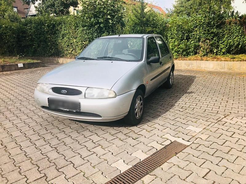 Grau Gebraucht 1999 Ford Fiesta Kleinwagen | 600 € (Superpreis) - Bild 1/4