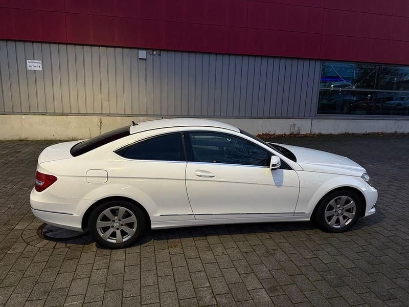 Gebraucht Mercedes C180 156 PS (114 kW) 2012 Weiß Coupé