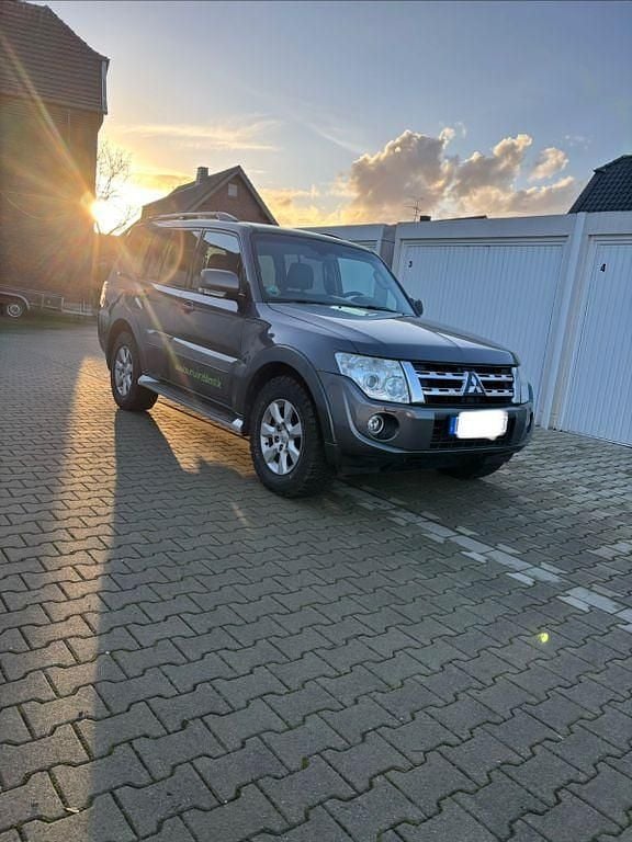 Gebraucht Mitsubishi Pajero Intense 200 PS (147 kW) 2013 Grau SUV