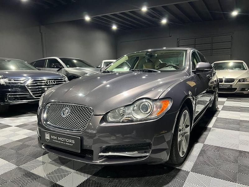 Grau Gebraucht 2009 Jaguar XF Premium Luxury Limousine | 7.990 € (Etwas zu teuer) - Bild 1/4