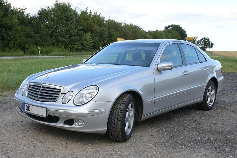 Silber Gebraucht 2003 Mercedes E240 Limousine | 5.500 € (Guter Preis) - Bild 1/4