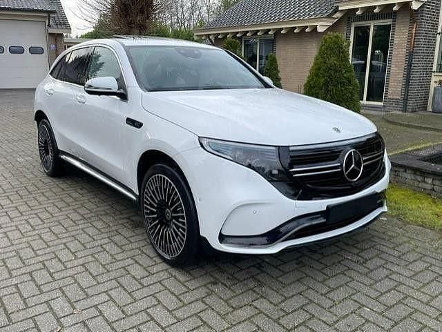 Weiß Gebraucht 2023 Mercedes EQC400 AMG line SUV | 32.000 € - Bild 1/4