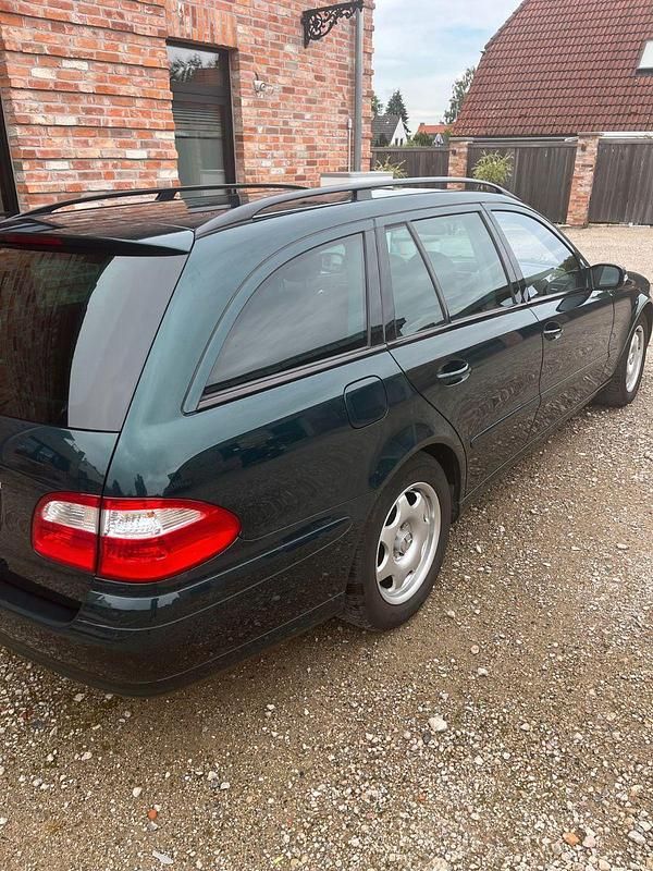 Grün Gebraucht 2003 Mercedes E200 Classic Kombi | 11.900 € - Bild 1/4