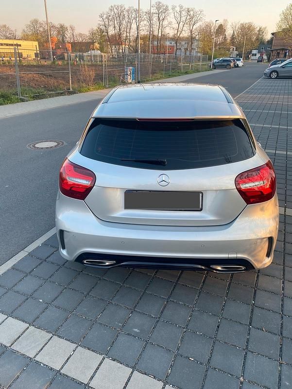 Gebraucht Mercedes A180 AMG line 122 PS (89 kW) 2018 Silber Limousine