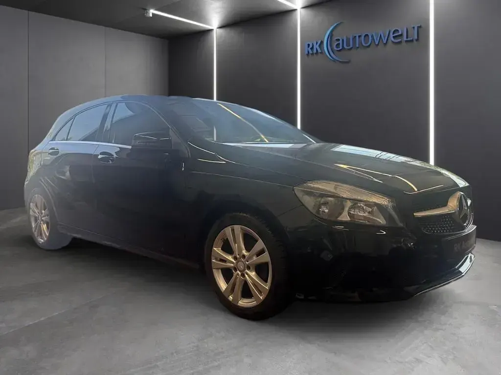 Gebraucht Mercedes A180 Urban 122 PS (89 kW) 2017 Schwarz Limousine